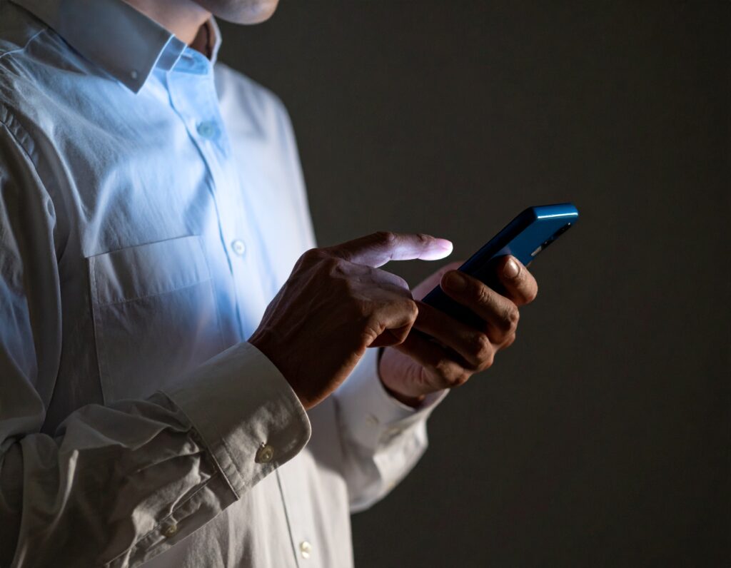スマートフォンを操作する男性