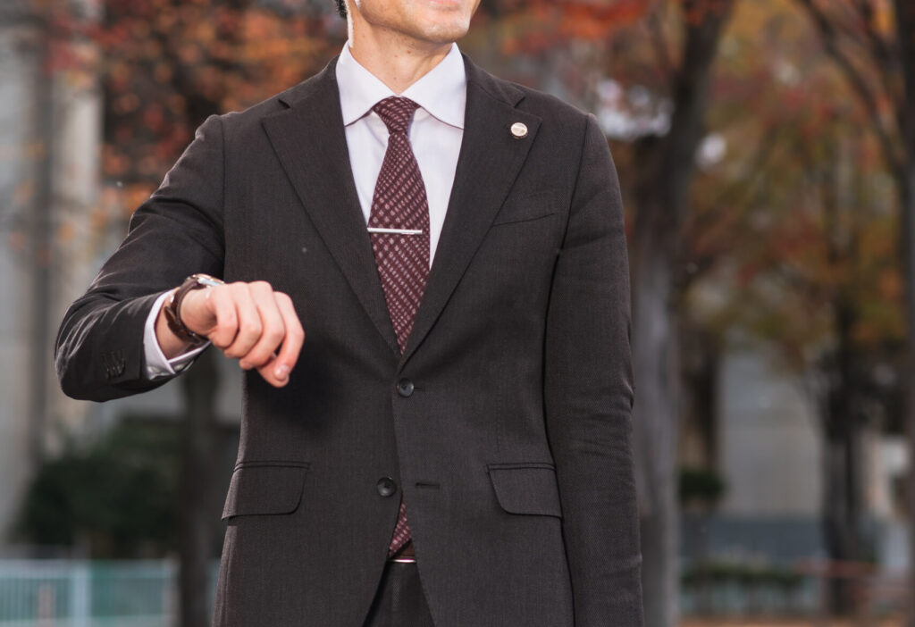 時計を見る弁護士